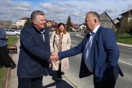 Zasaditev dreves med regionalno cesto in centrom Mercator 02 Foto Ljubo Vukelič